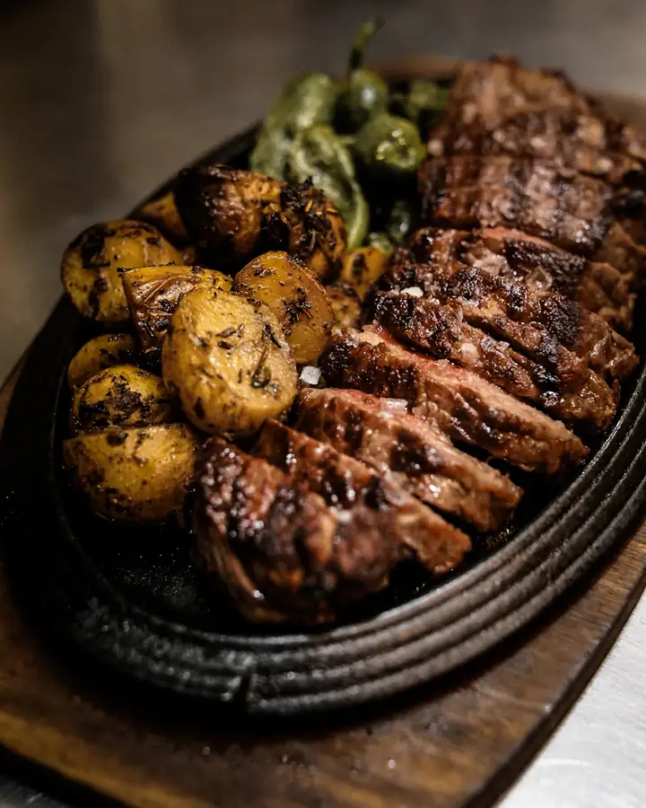 Gegrilltes, aufgeschnittenes Steak in einer gusseisernen Pfanne