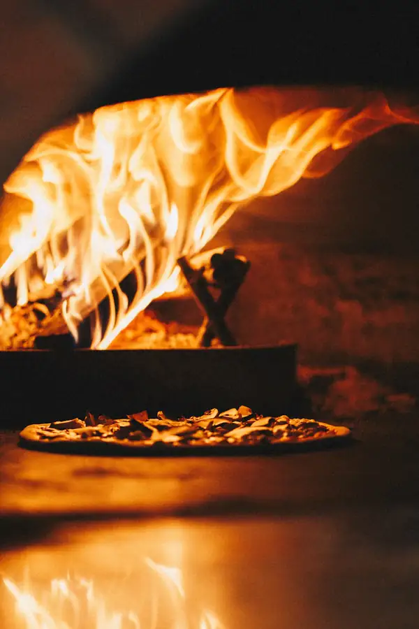 Flammen in einem gemauerten Ofen