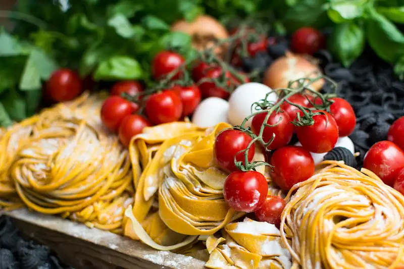 Frische Pasta-Nester mit Kirschtomaten