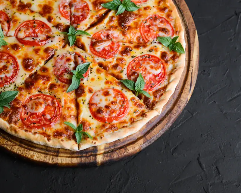 Pizza mit Tomaten und Basilikum (Serviervorschlag)