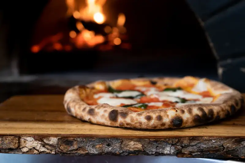 Pizza Margherita auf einem Holzbrett