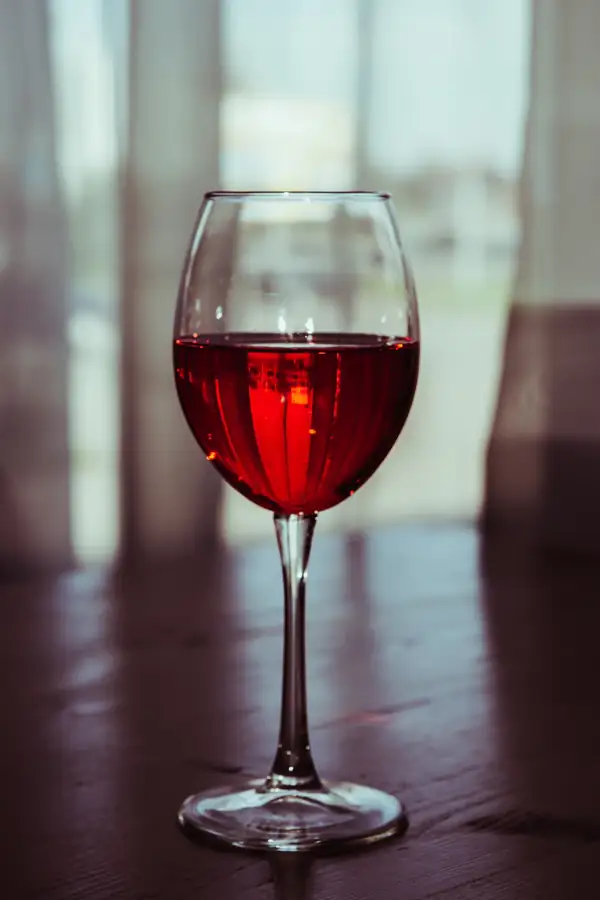 Ein Glas Rotwein auf einem Holztisch